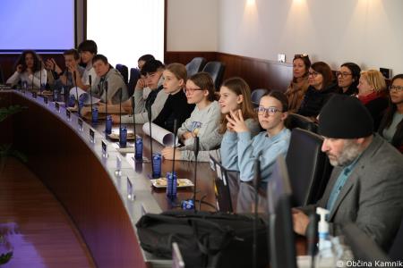 Letošnji otroški parlament na občinski ravni v središče postavlja duševno zdravje mladih (15)